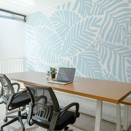 Bali Bustle Pararaton Coliving And Coworking Space Legian Exterior foto